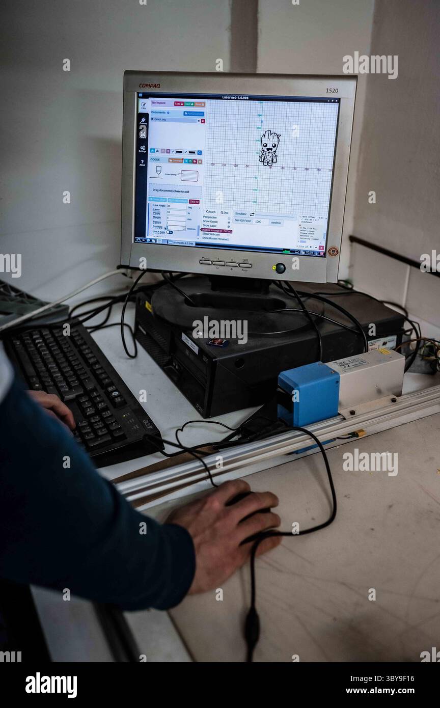 27 gennaio 2022, Saragozza, Aragona, Spagna: Stampante laser di legno presso Zaragoza MakerSpace, un'associazione senza scopo di lucro che mira a servire come piattaforma per apprendere e sviluppare progetti nel campo della tecnologia e ridurre il divario digitale. (Immagine di credito: © Nano Calvo/VW Pics via ZUMA Press Wire) Foto Stock