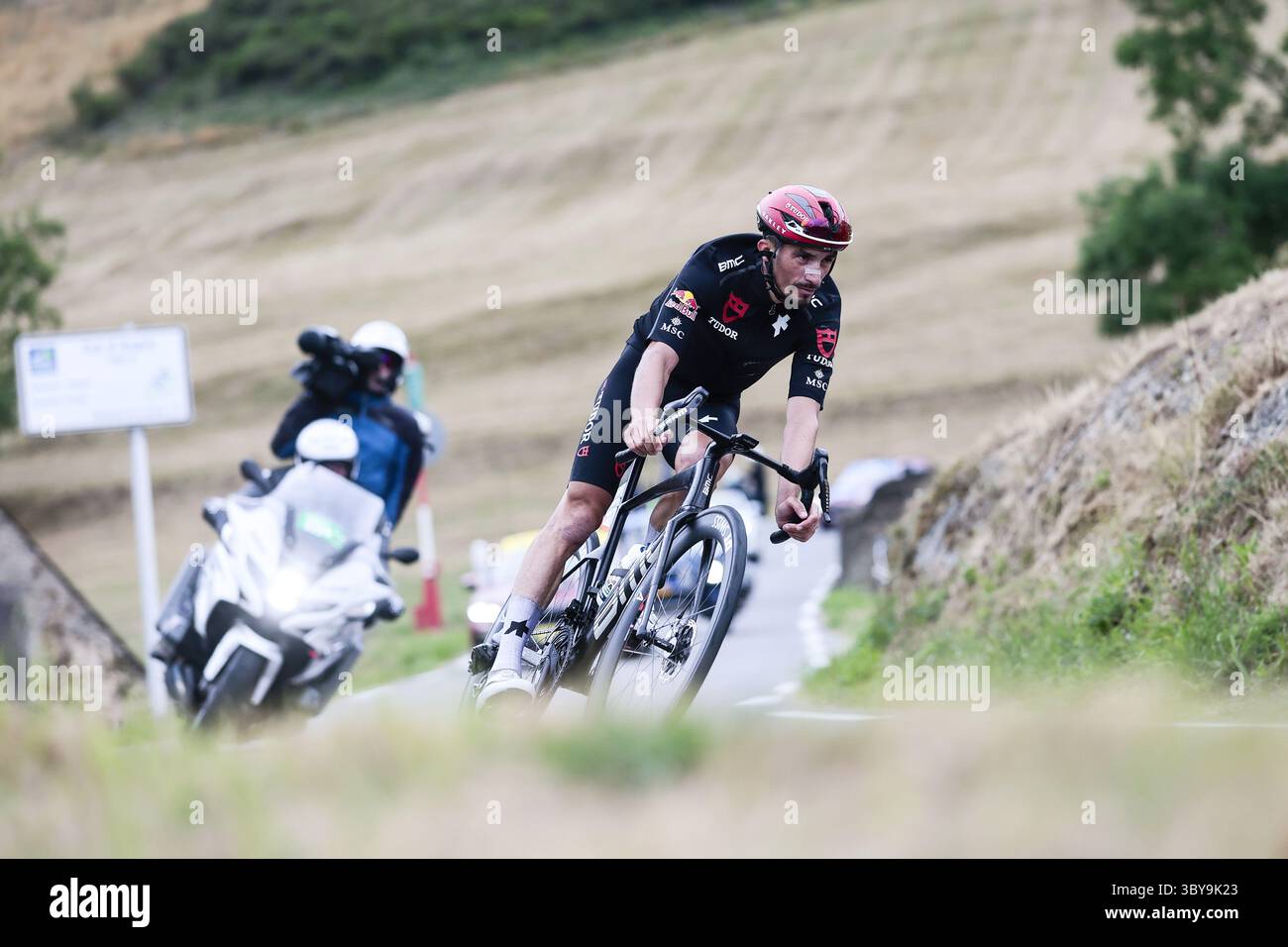 Bagneres De Luchon, Francia. 19 luglio 2025. Il francese Julian Alaphilippe del Tudor Pro Cycling Team nella foto in azione durante la 14a tappa della gara ciclistica Tour de France 2025, da Pau a Luchon-Superbagneres (183 km), sabato 19 luglio 2025 in Francia. La 112esima edizione del Tour de France inizia sabato 5 luglio a Lille, in Francia, e termina a Parigi, in Francia, il 27 luglio. BELGA PHOTO POOL LUCA BETTINI credito: Belga News Agency/Alamy Live News Foto Stock