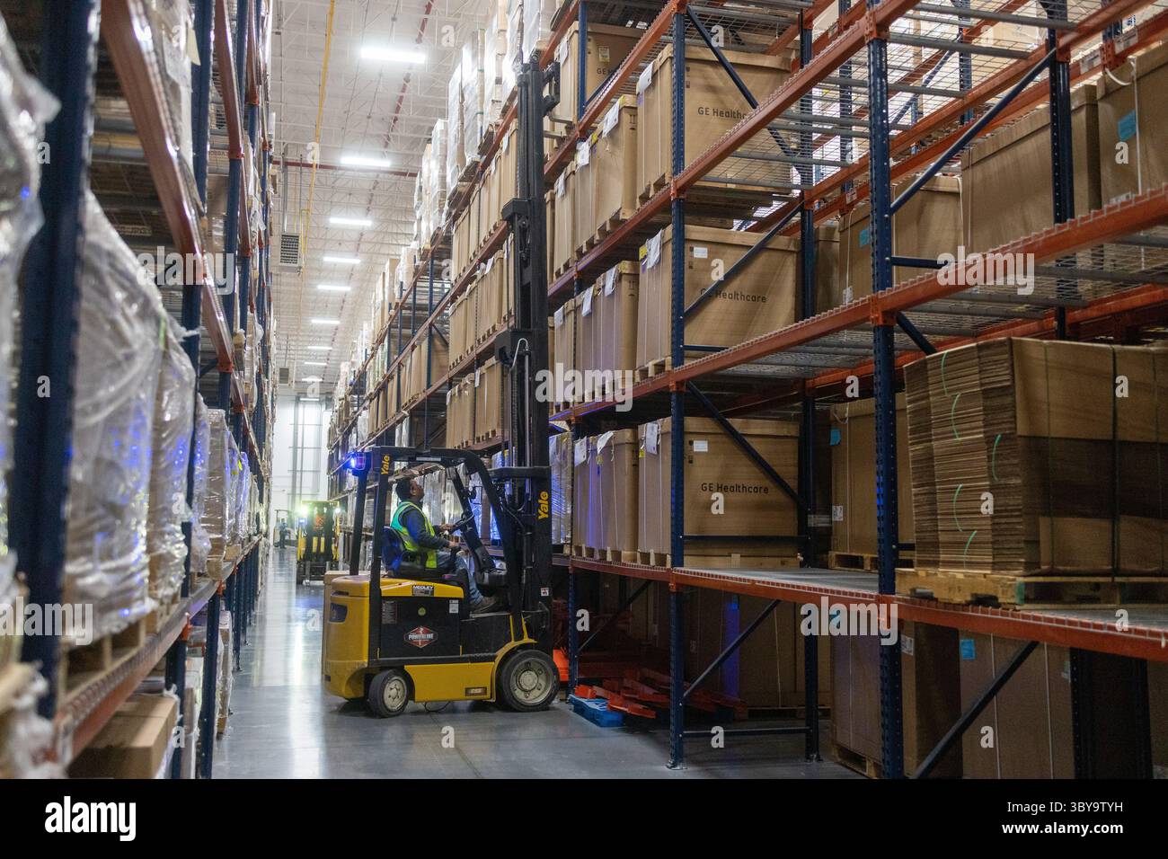 L'operatore di carrelli elevatori gestisce l'inventario in un magazzino vicino a Ciudad Juarez, un hub critico per i problemi transfrontalieri relativi al commercio e all'immigrazione. Foto Stock