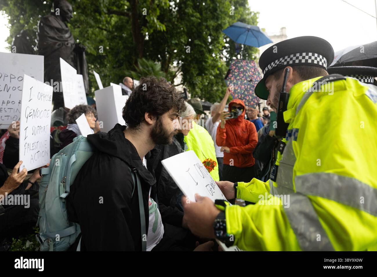 Londra, Regno Unito, 19 luglio 2025. Un manifestante viene arrestato per avere in mano un cartello con la scritta "io sono contrario al genocidio, sostengo l'azione palestinese” alla protesta "Defend Our Juries" in Parliament Square, Londra, Regno Unito. Crediti: Richard Bayfield/ALAMY Live News Foto Stock