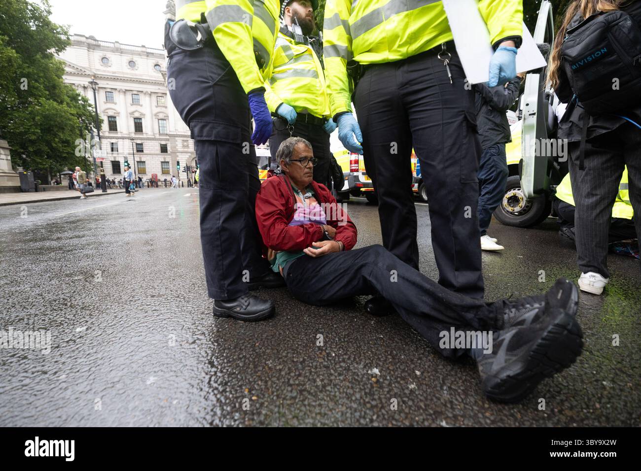 Londra, Regno Unito, 19 luglio 2025. Un manifestante viene arrestato per avere in mano un cartello con la scritta "io sono contrario al genocidio, sostengo l'azione palestinese” alla protesta "Defend Our Juries" in Parliament Square, Londra, Regno Unito. Crediti: Richard Bayfield/ALAMY Live News Foto Stock