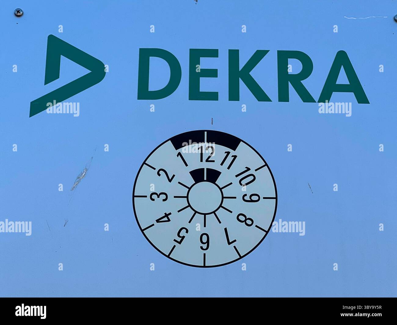 abbs Dekra gruene Buchstaben Logo auf einem Hiweisschild an einer Auto Werkstatt Dekra Pruefstandort fuer nächste Hauptuntersuchung HU mit TUV Plakette Wekstatt fuer Fahrzeugsicherheit Anerkanter Pruefstuetzpunkt 07-25 Hamburg Deutschland **** abbs Dekra logo verde lettere su un cartello presso un'officina di ispezione di sicurezza Dekra certificato Dekra punto di ispezione generale Dekra T07 per l'officina Dekra per l'officina Dekra per l'ispezione di ispezione di sicurezza certificato certificato T07 UV per il veicolo di Amburgo 25 Foto Stock
