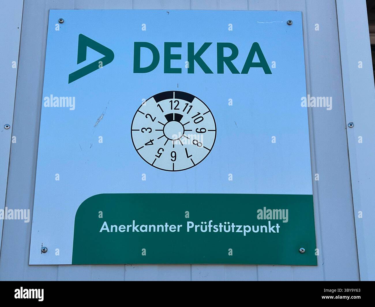 abbs Dekra gruene Buchstaben Logo auf einem Hiweisschild an einer Auto Werkstatt Dekra Pruefstandort fuer nächste Hauptuntersuchung HU mit TUV Plakette Wekstatt fuer Fahrzeugsicherheit Anerkanter Pruefstuetzpunkt 07-25 Hamburg Deutschland **** abbs Dekra logo verde lettere su un cartello presso un'officina di ispezione di sicurezza Dekra certificato Dekra punto di ispezione generale Dekra T07 per l'officina Dekra per l'officina Dekra per l'ispezione di ispezione di sicurezza certificato certificato T07 UV per il veicolo di Amburgo 25 Foto Stock