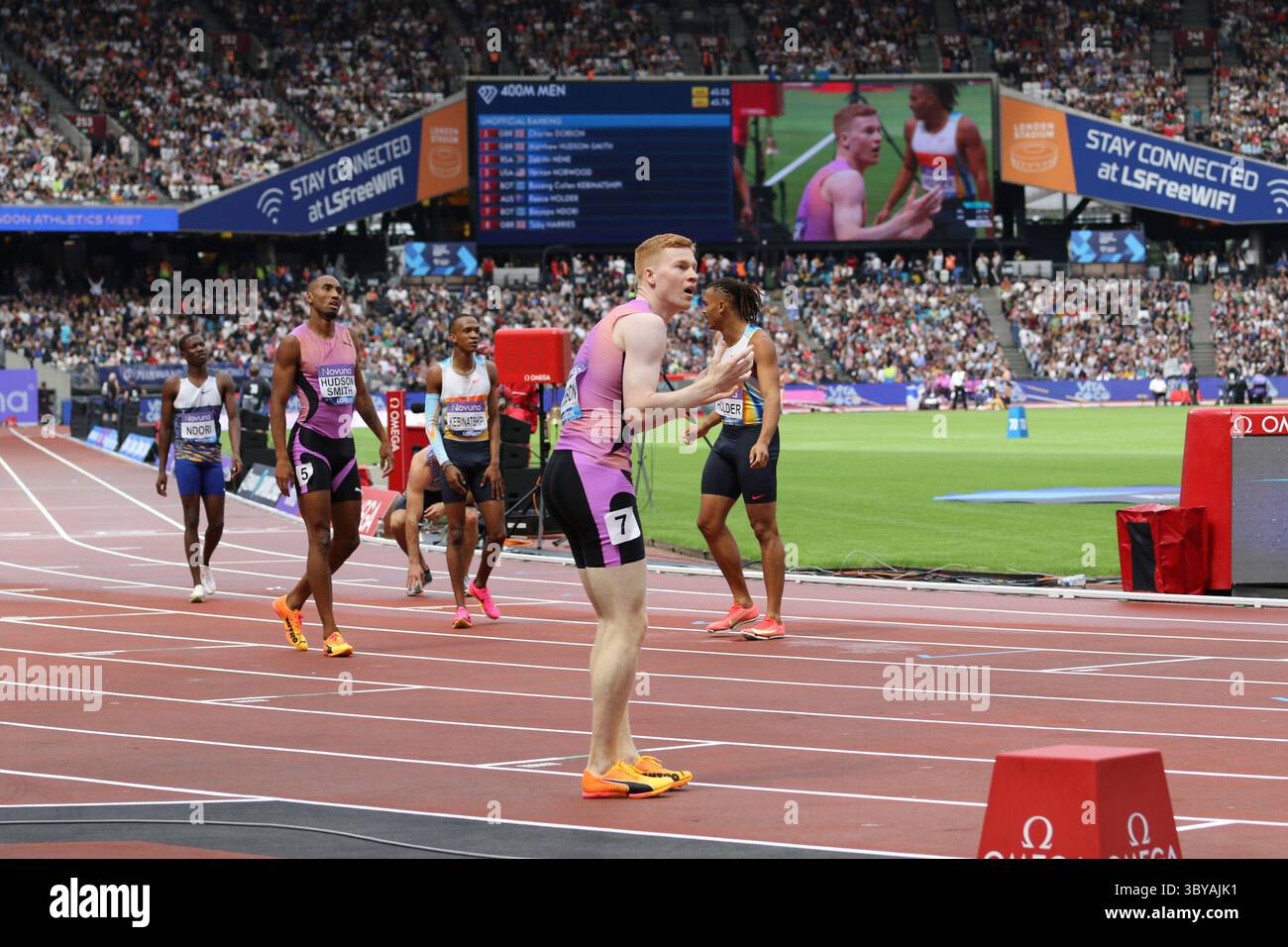 Londra, Regno Unito. 19 luglio 2025. L'atletica Diamond League arriva al London Stadium mentre alcuni dei migliori atleti del mondo si sfidano di fronte a una folla tutto esaurito. Charlie Dobson vince i 400 m davanti a Matthew Hudson Smith nel miglior tempo personale di 44,14. Credito: Vista orientale/Alamy Live News Foto Stock