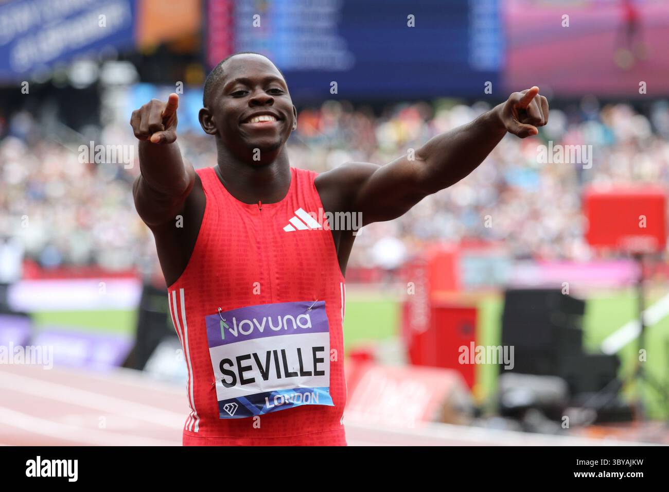 Londra, Regno Unito. 19 luglio 2025. L'atletica Diamond League arriva al London Stadium mentre alcuni dei migliori atleti del mondo si sfidano di fronte a una folla tutto esaurito. Oblique Siviglia di Giamaica, vincitore dei 100m.. Credito: Vista orientale/Alamy Live News Foto Stock