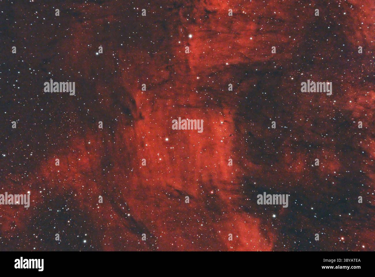 IC 5068, nebulosa a basse emissioni (composta da nuvole di idrogeno gassoso), vicino al Nord America e nebulose Pelican. Mappa stellare sfondi cielo notturno Foto Stock