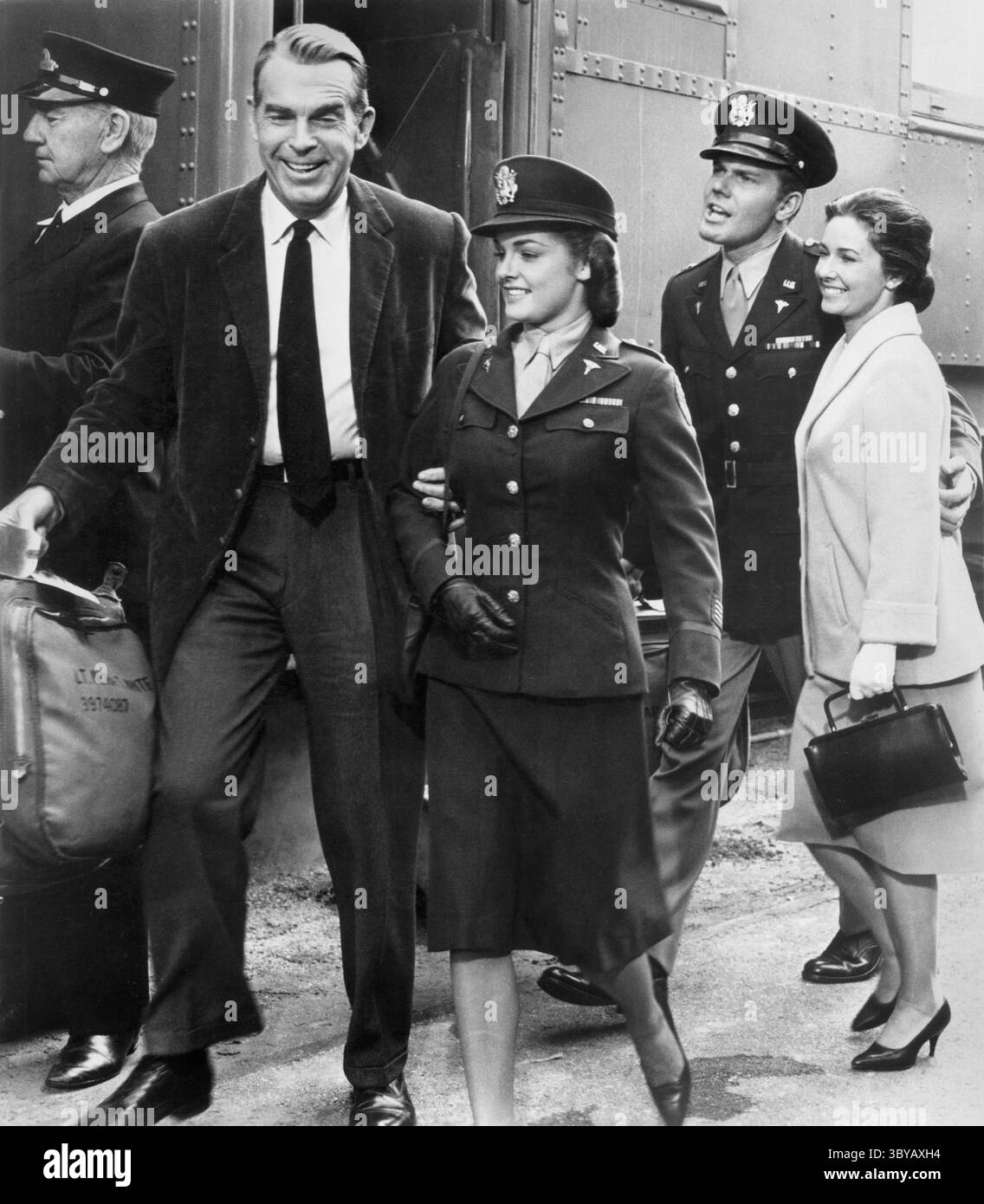 3 luglio 2020, USA: Fred MacMurray, Luana Patten, Donald May, vera Miles, sul set del film, ''Follow me, Boys!', Walt Disney Productions, Buena Vista Distribution, 1966 (immagine di credito: © circa Images/Glasshouse via ZUMA Press Wire) Foto Stock