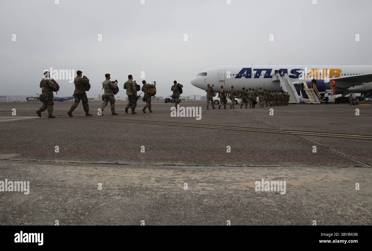 27 febbraio 2022, Savannah, GA, Stati Uniti: U.S. Army Soldiers, assegnati al 1st Armored Brigade Combat Team, 3rd Infantry Division, salgono a bordo di un aereo civile per il dispiegamento nei paesi NATO dall'Hunter Army Airfield, 27 febbraio 2022 a Savannah, Georgia. I soldati si stanno schierando nell'Europa orientale a sostegno degli alleati della NATO e scoraggiano l'aggressione russa verso l'Ucraina. (Immagine di credito: © Capt. John D. Howard Jr/U.S Army/Planet Pix via ZUMA Press Wire) Foto Stock