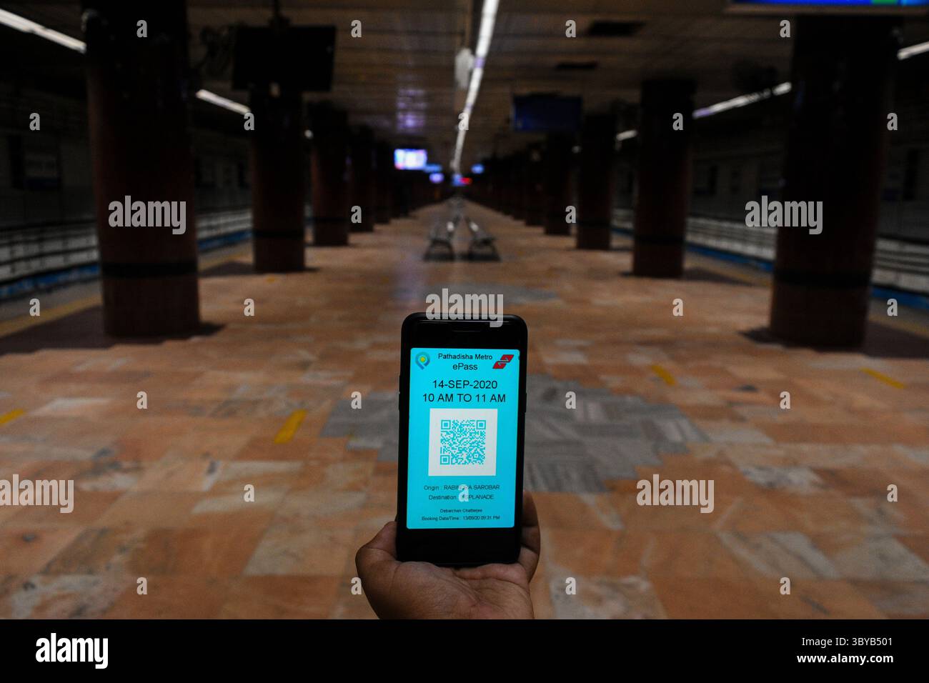 14 settembre 2020, Kolkata, Bengala Occidentale, India: Un e-Pass della metropolitana illustrato su dispositivo mobile nella ferrovia della metropolitana di Kolkata, India, il 14 settembre 2020. I servizi ferroviari della metropolitana di Kolkata sono ripresi dopo sei mesi di chiusura a causa del blocco del COVID-19. I servizi erano limitati e ai passeggeri è stato chiesto di prenotare la fascia oraria quando vogliono utilizzare la metropolitana. A tal fine, l'e-Pass è stato assegnato a ciascun passeggero al momento della prenotazione. Le misure sono state adottate per evitare il sovraffollamento in qualsiasi taxi della metropolitana e per mantenere tutto il protocollo di distanziamento sociale come indicato dal governo indiano. (Immagine di credito: © Deba Foto Stock