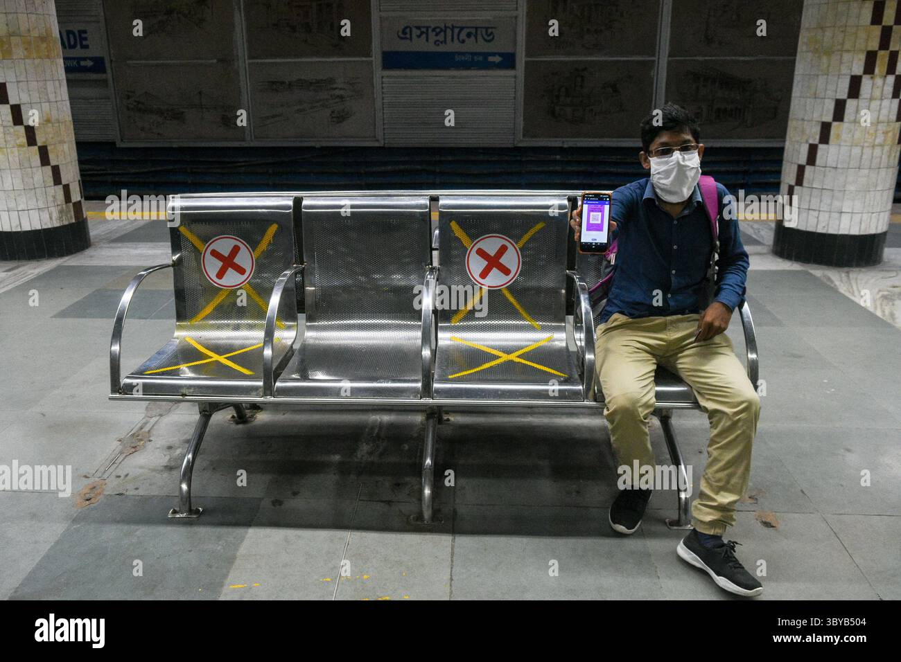 14 settembre 2020, Kolkata, Bengala Occidentale, India: Un passeggero che mostra la metropolitana e-Pass sul suo dispositivo mobile nella ferrovia della metropolitana di Kolkata, India, il 14 settembre 2020. I servizi ferroviari della metropolitana di Kolkata sono ripresi dopo sei mesi di chiusura a causa del blocco del COVID-19. I servizi erano limitati e ai passeggeri è stato chiesto di prenotare la fascia oraria quando vogliono utilizzare la metropolitana. A tal fine, l'e-Pass è stato assegnato a ciascun passeggero al momento della prenotazione. Le misure sono state adottate per evitare il sovraffollamento in qualsiasi taxi della metropolitana e per mantenere tutto il protocollo di distanziamento sociale come indicato dal governo indiano. (Credito IMA Foto Stock
