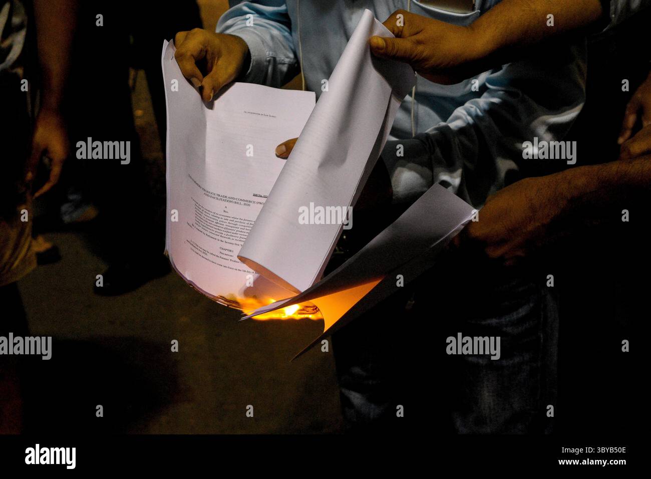 24 settembre 2020, Kolkata, India: Protesta che brucia un'effigie e una copia dell'ATTO durante una manifestazione di protesta a Kolkata, Bengala Occidentale, India, il 24 settembre 2020. Varie organizzazioni, cittadini comuni e studenti si sono riuniti giovedì sera per protestare contro l'agricoltura e la legge sulle materie prime essenziali , recentemente approvata in parlamento dall'attuale governo indiano. (Immagine di credito: © Debarchan Chatterjee/ZUMA Press Wire) Foto Stock