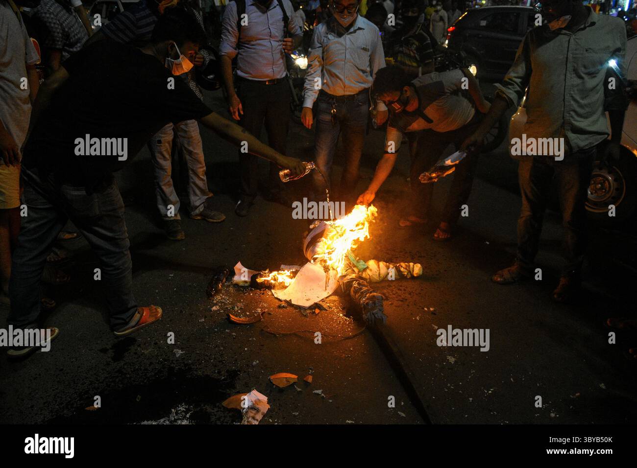 24 settembre 2020, Kolkata, India: Protesta che brucia un'effigie e una copia dell'ATTO durante una manifestazione di protesta a Kolkata, Bengala Occidentale, India, il 24 settembre 2020. Varie organizzazioni, cittadini comuni e studenti si sono riuniti giovedì sera per protestare contro l'agricoltura e la legge sulle materie prime essenziali , recentemente approvata in parlamento dall'attuale governo indiano. (Immagine di credito: © Debarchan Chatterjee/ZUMA Press Wire) Foto Stock