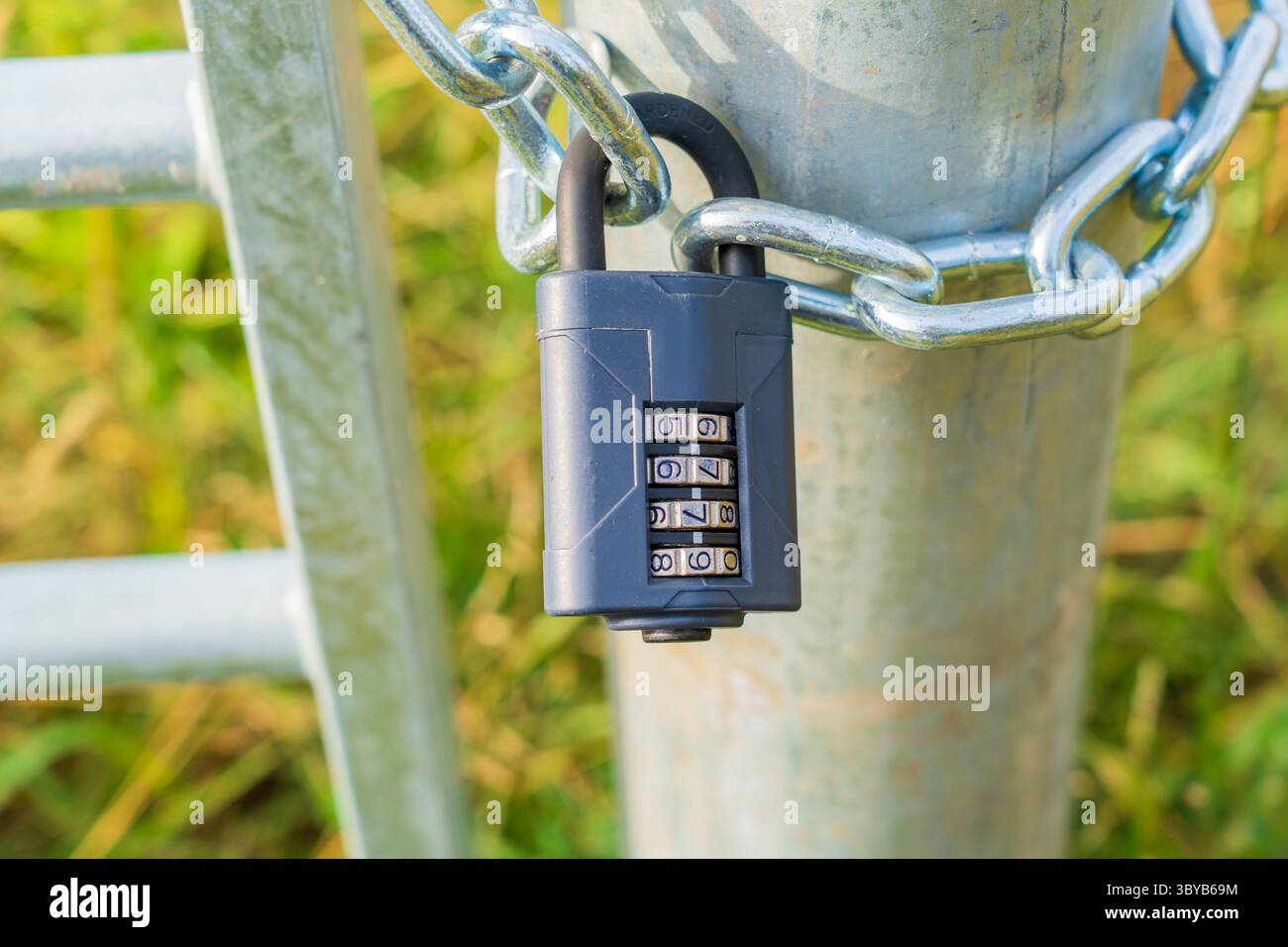 Lucchetto a combinazione di sicurezza su un cancello, proprietà protetta e sicura Foto Stock