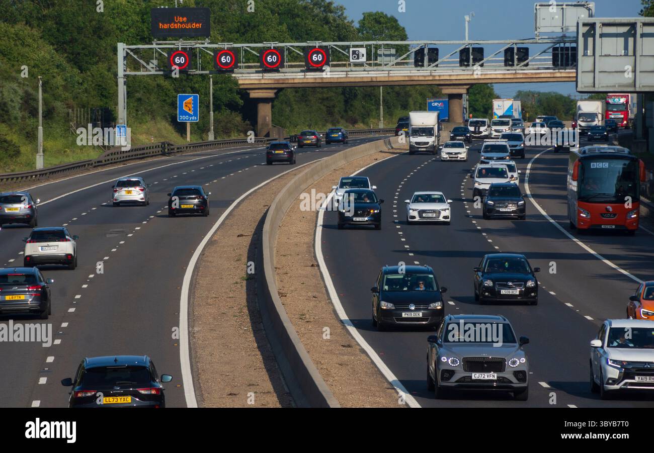 VICINO a RIDGMONT, BEDFORDSHIRE, INGHILTERRA, Regno Unito - 10 giugno 2025 - traffico sull'autostrada M1 "Smart" vicino a Ridgmont, Bedfordshire, Inghilterra, Regno Unito. Autostrade intelligenti Foto Stock