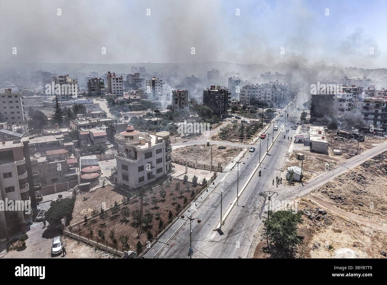 Come Suwayda, Siria. 19 luglio 2025. Una vista aerea mostra la città di AS Suwayda, con il fumo che sale dalle case in fiamme in mezzo agli scontri tra combattenti tribali e le fazioni druse locali nel sud della Siria. Paura e shock colpiscono la provincia a seguito dell'escalation di scontri isolati in uno dei più letali focolai di violenza che la regione abbia mai visto negli ultimi anni. Crediti: Moawia Atrash/dpa/Alamy Live News Foto Stock