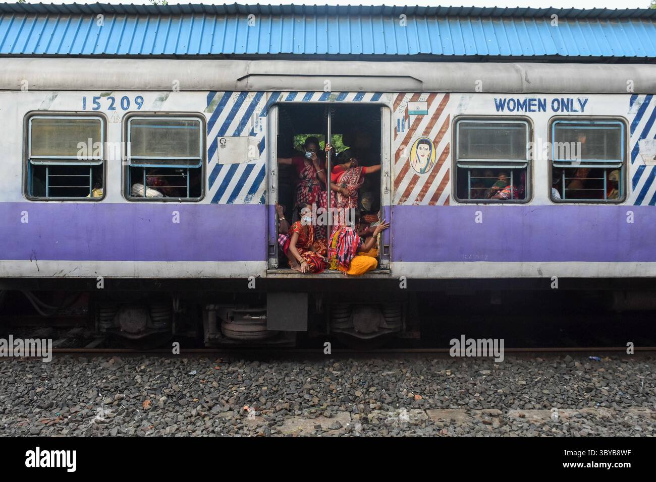 25 giugno 2021, Kolkata, Bengala Occidentale, India: Le signore affollano un compartimento ferroviario in seguito a nessun protocollo di distanza sociale a Kolkata, India, il 25 giugno 2021. Il governo indiano avverte i cittadini di seguire tutti i protocolli COVID per evitare una possibile terza epidemia a causa della nuova variante Delta più del coronavirus, secondo il rapporto dei media. (Immagine di credito: © Debarchan Chatterjee/ZUMA Press Wire) Foto Stock