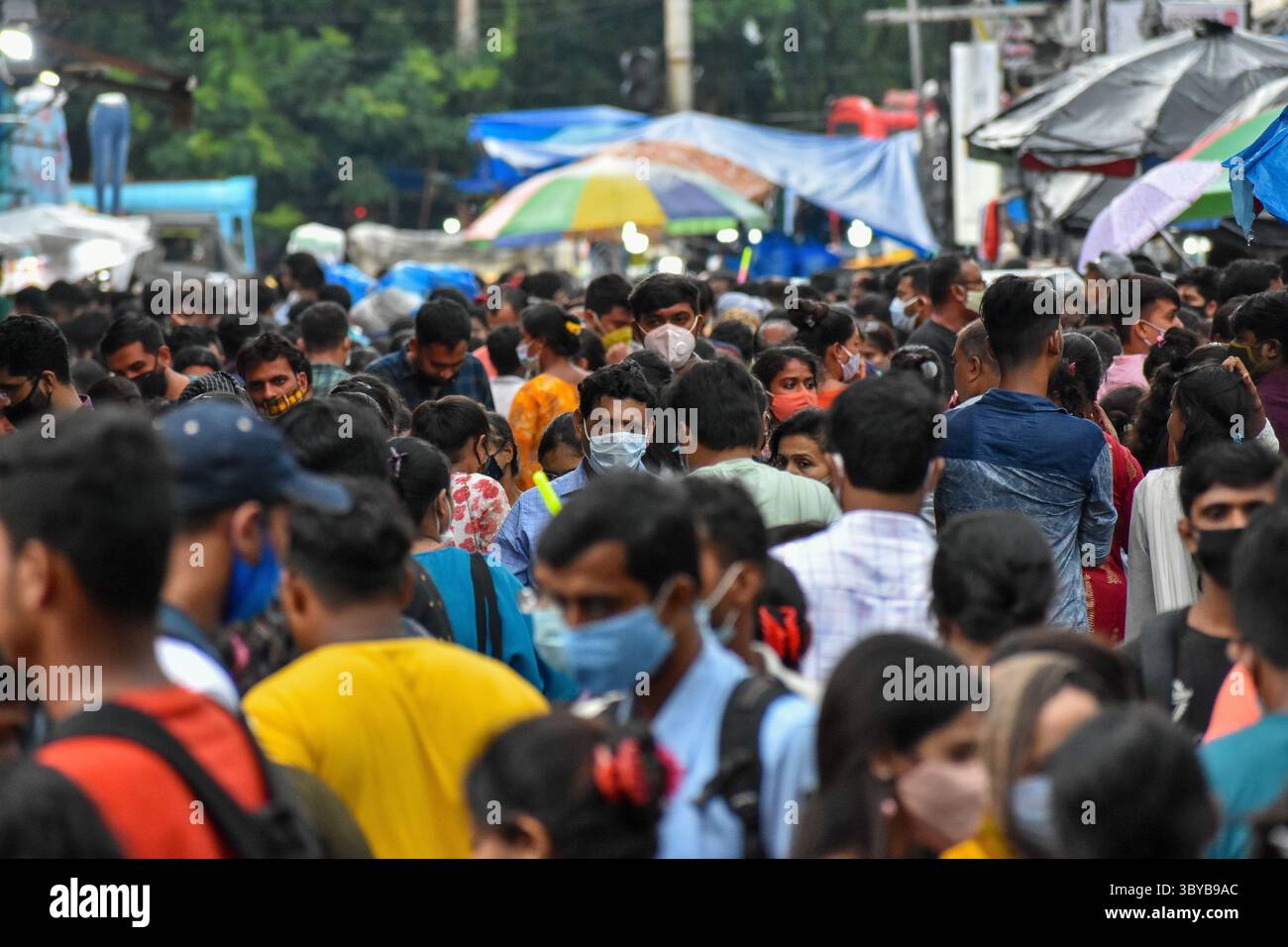 11 settembre 2021, Kolkata, India: Una folla si vede in un mercato a Kolkata , India , l'11 settembre 2021 , violando qualsiasi protocollo COVID tra l'avvertimento di un probabile terzo wav di epidemia di COVID-19 in India (Credit Image: © Debarchan Chatterjee/ZUMA Press Wire) Foto Stock