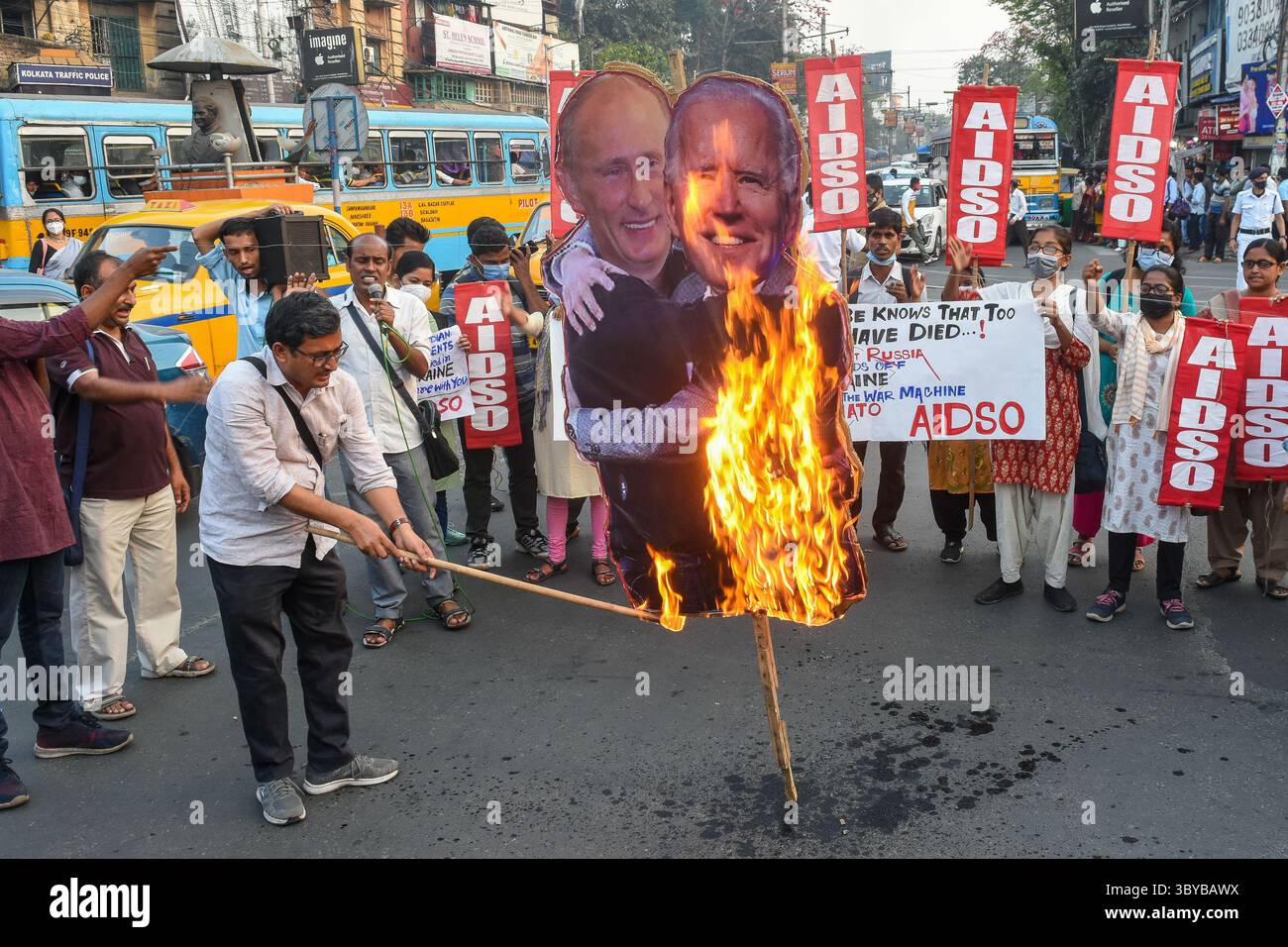 3 marzo 2022, Kolkata, India: Il gruppo di attivisti del fronte di sinistra è visto bruciare un'effigie del presidente Biden e Putin durante una manifestazione a Kolkata , India , il 3 marzo 2022 , contro l'invasione della Russia in Ucraina e la presunta morte di due studenti indiani sul suolo ucraino a causa dei bombardamenti russi. (Immagine di credito: © Debarchan Chatterjee/ZUMA Press Wire) Foto Stock