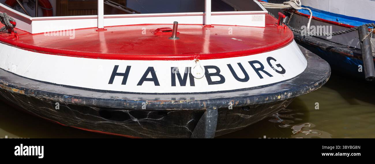 Amburgo, Germania - 1° luglio 2025: Vista panoramica ravvicinata di una barca con il nome Amburgo esposta in modo prominente su una banda bianca. La barca è ormeggiata io Foto Stock