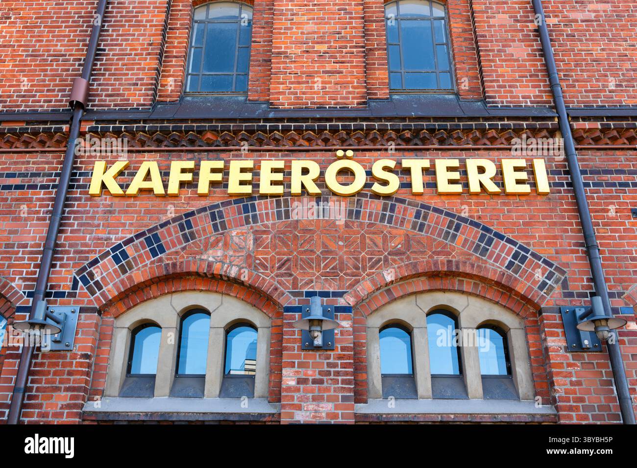 Amburgo, Germania - 1 luglio 2025: Kaffeerosterei è una torrefazione di caffè. Amburgo è conosciuta come uno dei centri più importanti della Germania per la cultura del caffè e la cultura del caffè Foto Stock