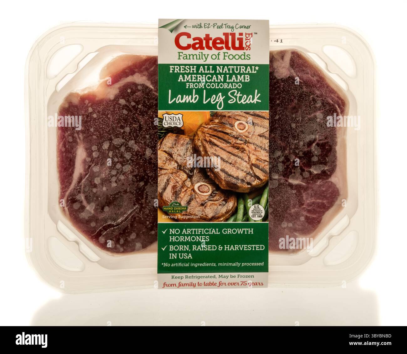 Winneconne, WI - 4 luglio 2025: Un pacchetto di costolette di agnello Catelli Bros su sfondo isolato. Foto Stock