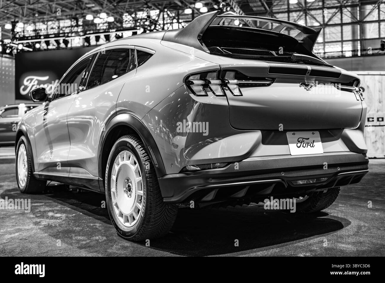 New York City, USA - 27 marzo 2024: Auto elettrica SUV Ford Mustang Mach-e al New York International Auto Show, vista rara Foto Stock