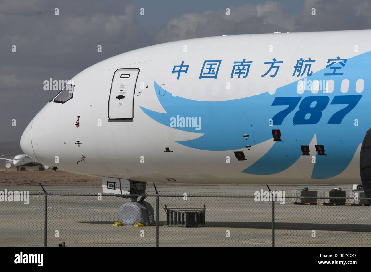 Uno dei tanti jet Boeings 787-Dream-Liner che non sono ad alta voce si trova all'aeroporto Southern California Logistics di Victorville CA/USA. Martedì 22 febbraio 2022. Il mese scorso, Boeing ha detto che alcune parti in titanio 787 sono state prodotte in modo improprio negli ultimi tre anni, l'ultimo di una serie di problemi per affliggere gli aerei a fusoliera larga. Il difetto è stato riscontrato quando la Boeing si è scontrata con altri problemi nel 787 che hanno causato la riduzione della produzione e l'interruzione delle consegne da maggio. (Immagine di credito: © Gene Blevins/ZUMA Press Wire) Foto Stock