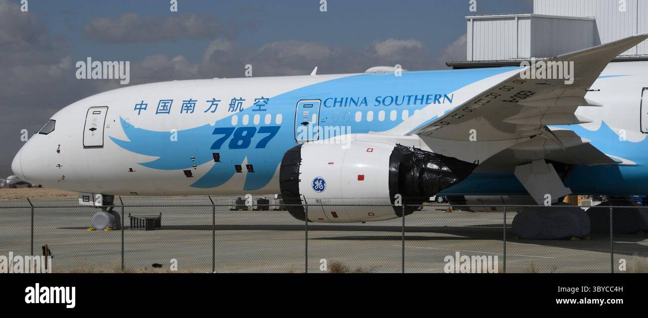 Uno dei tanti jet Boeings 787-Dream-Liner che non sono ad alta voce si trova all'aeroporto Southern California Logistics di Victorville CA/USA. Martedì 22 febbraio 2022. Il mese scorso, Boeing ha detto che alcune parti in titanio 787 sono state prodotte in modo improprio negli ultimi tre anni, l'ultimo di una serie di problemi per affliggere gli aerei a fusoliera larga. Il difetto è stato riscontrato quando la Boeing si è scontrata con altri problemi nel 787 che hanno causato la riduzione della produzione e l'interruzione delle consegne da maggio. (Immagine di credito: © Gene Blevins/ZUMA Press Wire) Foto Stock