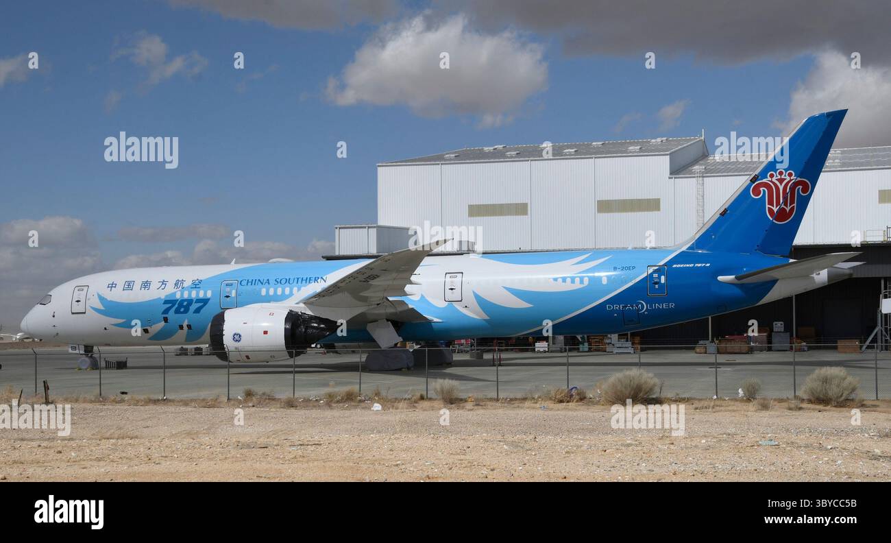 Uno dei tanti jet Boeings 787-Dream-Liner che non sono ad alta voce si trova all'aeroporto Southern California Logistics di Victorville CA/USA. Martedì 22 febbraio 2022. Il mese scorso, Boeing ha detto che alcune parti in titanio 787 sono state prodotte in modo improprio negli ultimi tre anni, l'ultimo di una serie di problemi per affliggere gli aerei a fusoliera larga. Il difetto è stato riscontrato quando la Boeing si è scontrata con altri problemi nel 787 che hanno causato la riduzione della produzione e l'interruzione delle consegne da maggio. (Immagine di credito: © Gene Blevins/ZUMA Press Wire) Foto Stock
