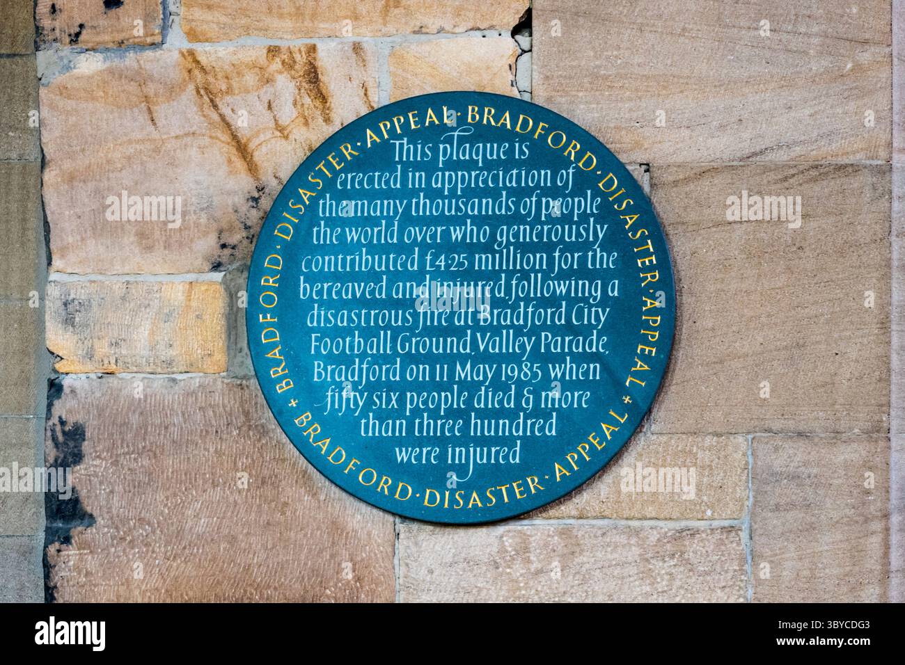 Targa nella cattedrale di Bradford in onore di coloro che hanno donato a Bradford Disaster Appeal dopo l'incendio del 1985 al campo da calcio Valley Parade. Foto Stock