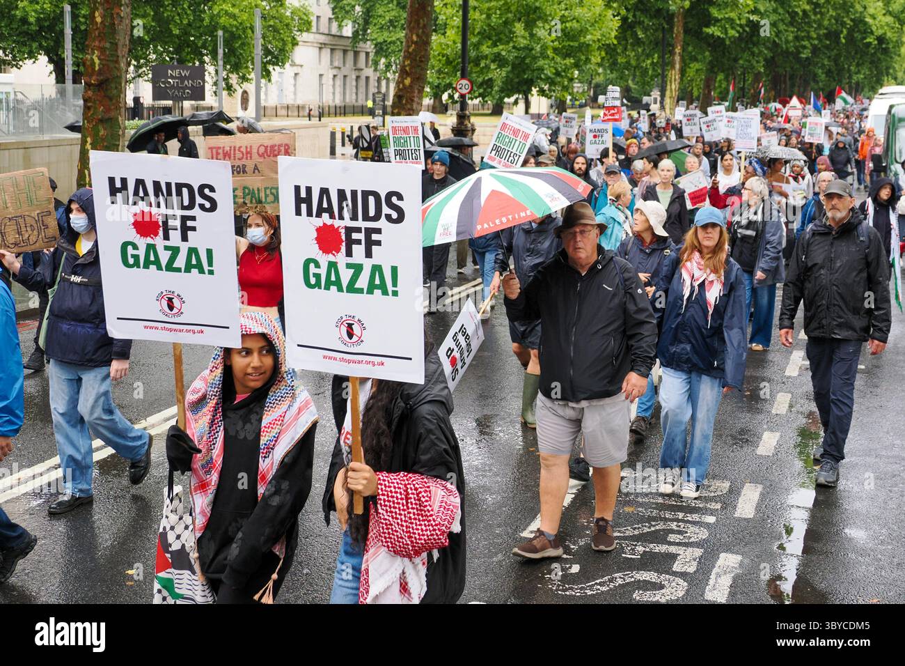 Londra, Regno Unito. 19 luglio 2025, Regno Unito, Londra, Embankment a Whitehall. Decine di migliaia di manifestanti sfidano la pioggia a marciare fino a Whitehall in un'altra marcia nazionale per la Palestina per chiedere che il governo Starmer ponga fine al suo sostegno a Israele e inverta la sua proscrizione di azione palestinese. Crediti: Leo Bild/Alamy Live News Foto Stock