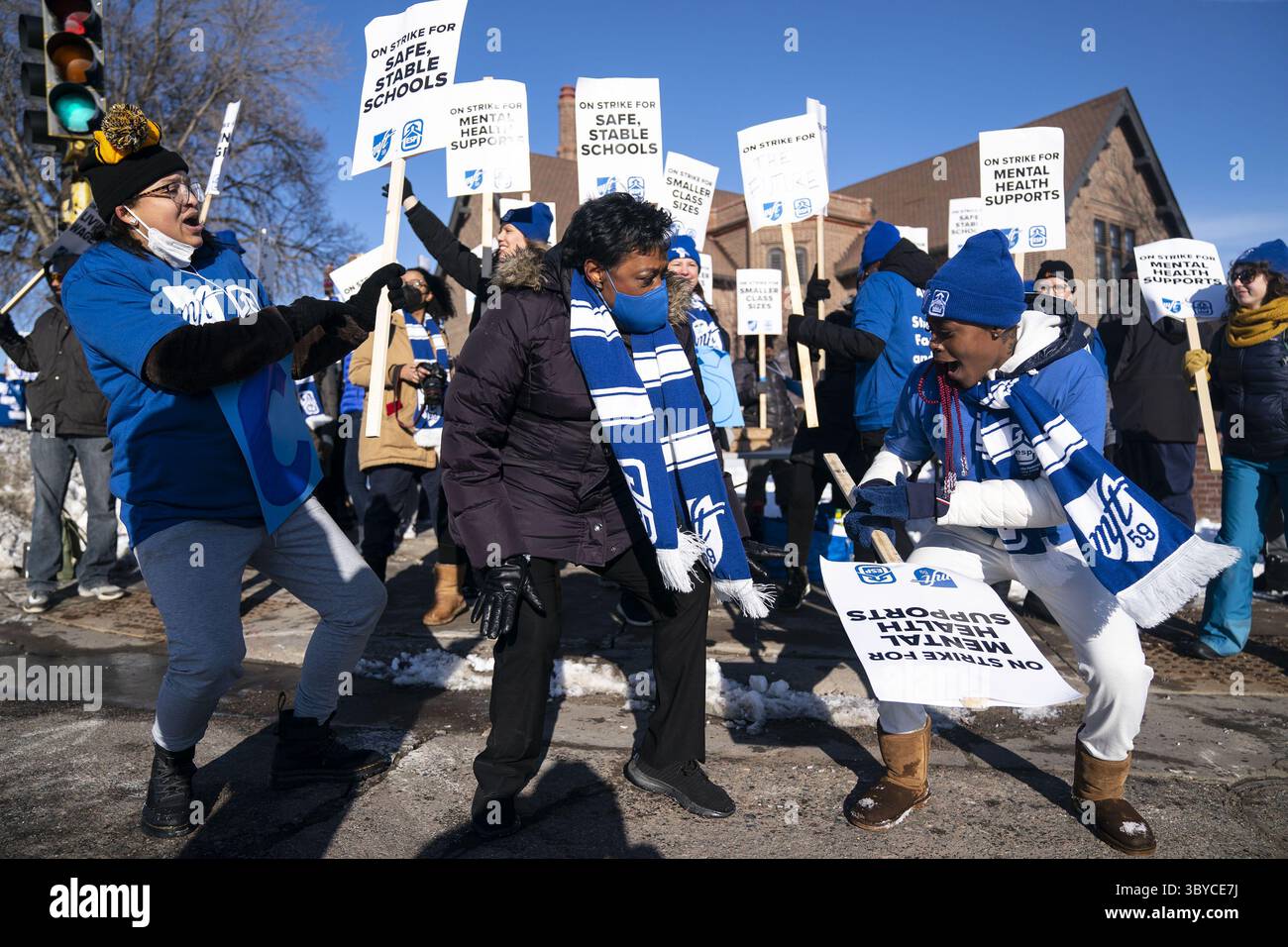 8 marzo 2022, Minneapolis, Minnesota, Stati Uniti: Monet Mosley, Rebecca Pringle e Anajah Aaron, da sinistra a destra, ballano con altri educatori picchettatori martedì 8 marzo 2022, fuori dalla Hennepin County Library Sumner a Minneapolis. Mosley e Aaron sono professionisti del supporto educativo, mentre Pringle è il presidente della National Education Association. (Immagine di credito: © Alex Kormann/Minneapolis Star Tribune/TNS via ZUMA Press Wire) Foto Stock