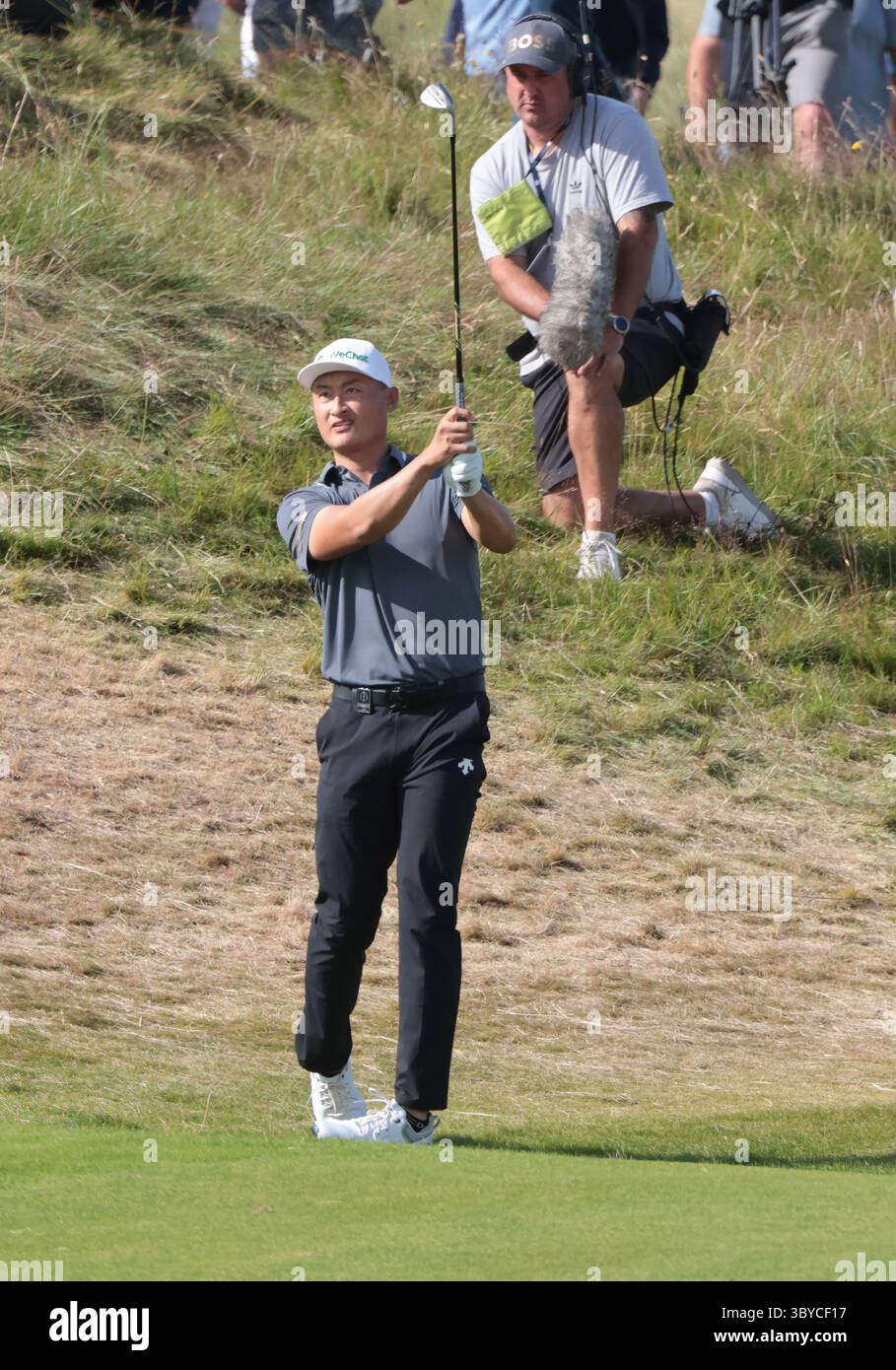 Portrush, Irlanda del Nord. 19 luglio 2025. Il cinese Haotong li colpisce nel nono green durante il terzo round al 153° Open Championship al Royal Portrush Golf Club di Portrush, Irlanda del Nord, sabato 19 luglio 2025. Foto di Hugo Philpott/UPI credito: UPI/Alamy Live News Foto Stock