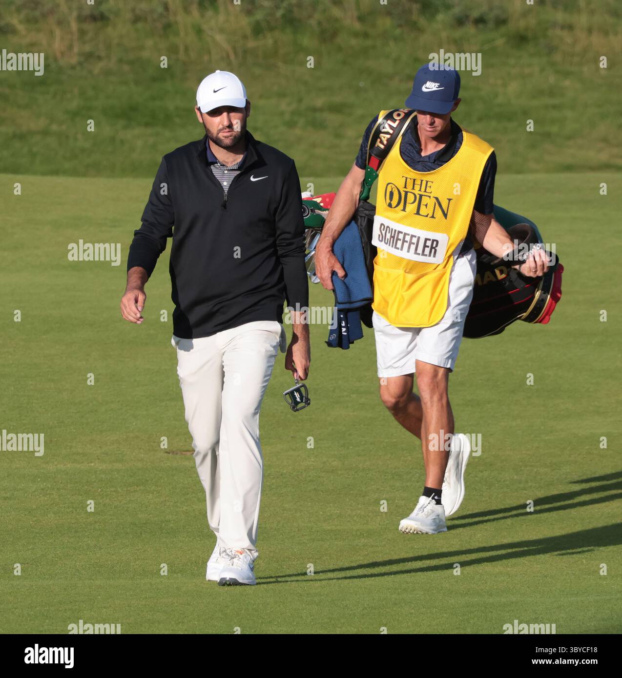 Portrush, Irlanda del Nord. 19 luglio 2025. L'americano Scottie Scheffler sale al diciottesimo green durante il terzo round del 153° Open Championship al Royal Portrush Golf Club di Portrush, Irlanda del Nord, sabato 19 luglio 2025. Foto di Hugo Philpott/UPI credito: UPI/Alamy Live News Foto Stock