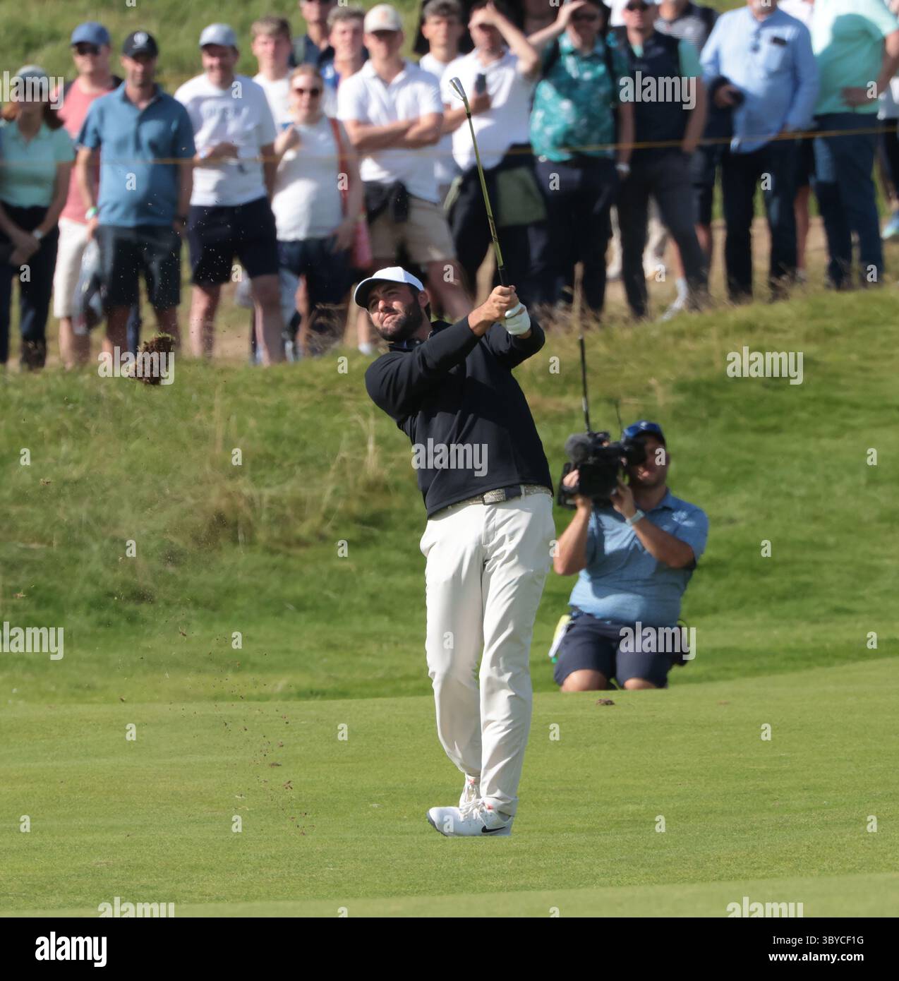 Portrush, Irlanda del Nord. 19 luglio 2025. L'americano Scottie Scheffler colpisce il nono green durante il terzo round al 153° Open Championship al Royal Portrush Golf Club di Portrush, Irlanda del Nord, sabato 19 luglio 2025. Foto di Hugo Philpott/UPI credito: UPI/Alamy Live News Foto Stock