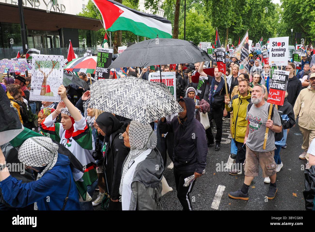 Londra, Regno Unito. 19 luglio 2025, Regno Unito, Londra, Embankment a Whitehall. Decine di migliaia di manifestanti sfidano la pioggia a marciare fino a Whitehall in un'altra marcia nazionale per la Palestina per chiedere che il governo Starmer ponga fine al suo sostegno a Israele e inverta la sua proscrizione di azione palestinese. Crediti: Leo Bild/Alamy Live News Foto Stock