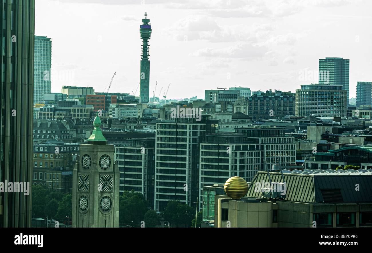 BT Tower che sorge sopra il paesaggio urbano di Londra Foto Stock