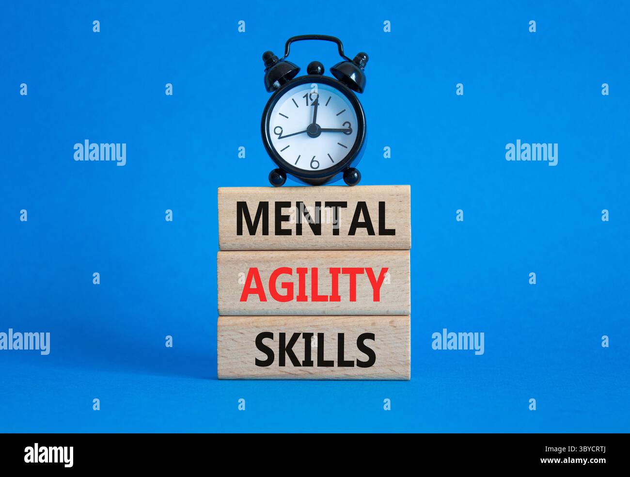 Simbolo delle abilità di agilità mentale. Parole concettuali capacità di agilità mentale su blocchi di legno. Splendido sfondo blu con sveglia. Business e Mental Ag Foto Stock