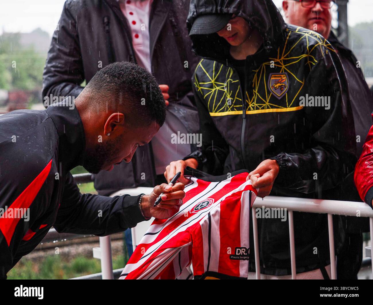 Rotherham, Regno Unito . 19 luglio 2025. Nella foto da sinistra a destra, Tyrese Campbell dello Sheffield United firma una maglia dei giocatori all'arrivo prima che il Rotherham United vs Sheffield United - Club Friendly al New York Stadium. Crediti: Freddie Yeo/Alamy Live News Foto Stock
