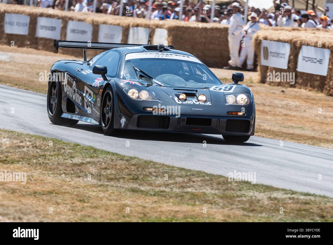 1995 McLaren F1 GTR guida la pista in salita al Goodwood Festival of Speed 2025 Motorsport and Motoring event Foto Stock