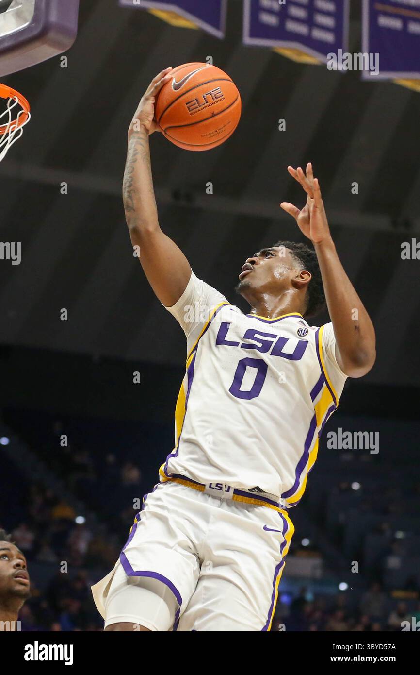 26 febbraio 2022: Brandon Murray (0) della LSU prepara la palla per un facile layup durante l'azione di pallacanestro NCAA tra i Missouri Tigers e i LSU Tigers al Pete Maravich Assembly Center di Baton Rouge, LOUISIANA. Jonathan Mailhes/CSM(immagine di credito: © Jonathan Mailhes/CSM via ZUMA Press Wire) Foto Stock