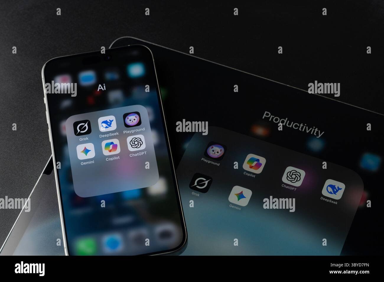 New York, USA - 18 luglio 2025: Set di applicazione ai sulla schermata del dispositivo vista ravvicinata Foto Stock