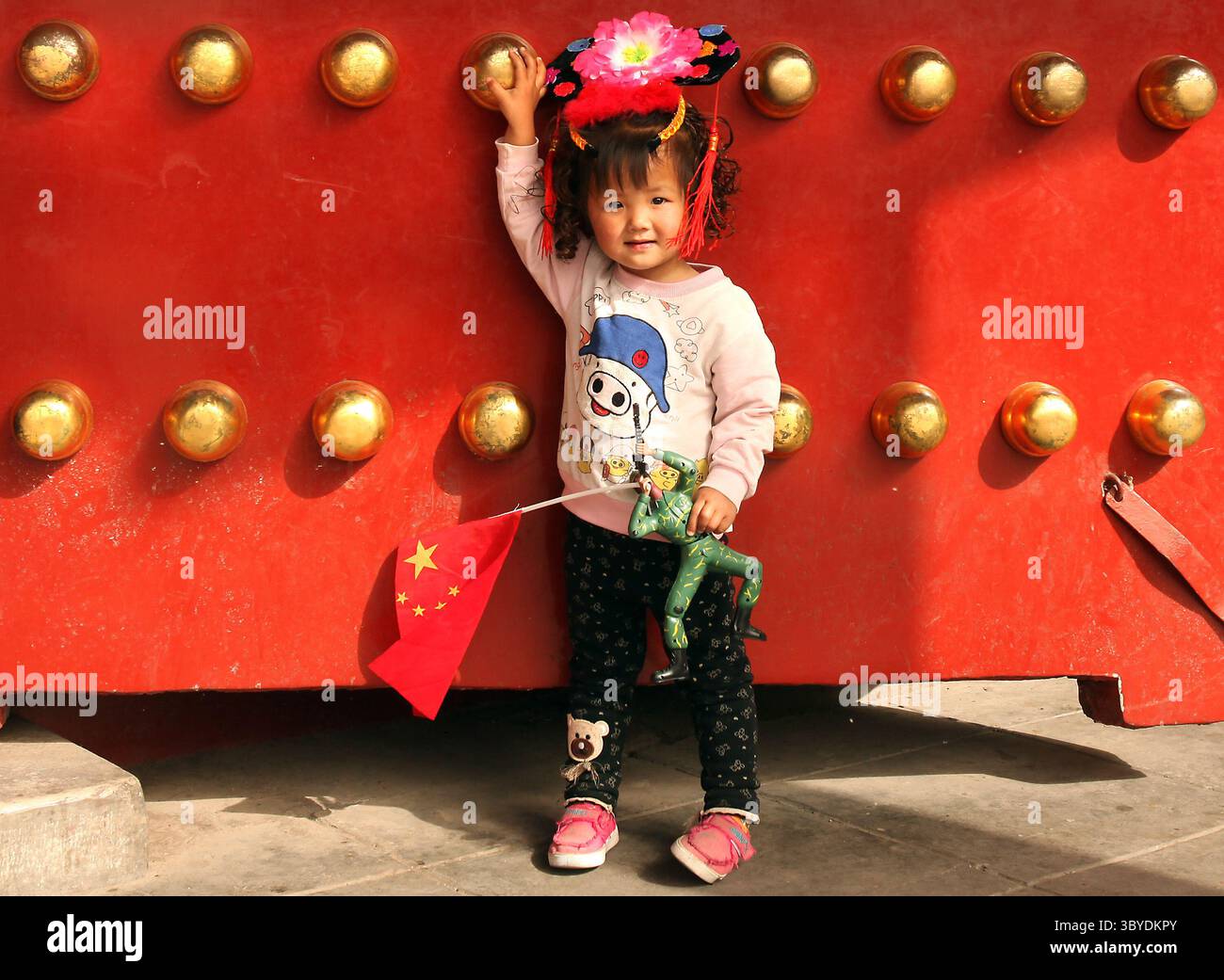 6 maggio 2011, PECHINO, CINA: Una ragazza cinese posa per una fotografia alla città Proibita di Pechino il 6 maggio 2011. La Cina, il paese più popoloso del mondo, continuerà la sua rigorosa politica di pianificazione familiare che consente, in generale, di vivere in aree urbane solo un bambino per coppia. Per ogni 100 ragazze nate in Cina, ci sono 119 ragazzi. (Immagine di credito: © Stephen Shaver/ZUMA Press Wire) Foto Stock