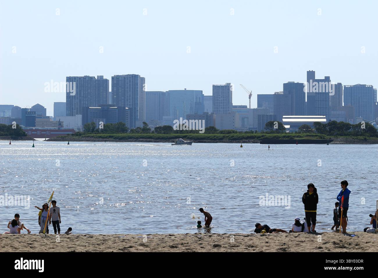 Vita quotidiana in Giappone famiglie e coppie che si godono la vita da spiaggia sulla spiaggia di sabbia artificiale di Odaiba Seaside Park Foto Stock