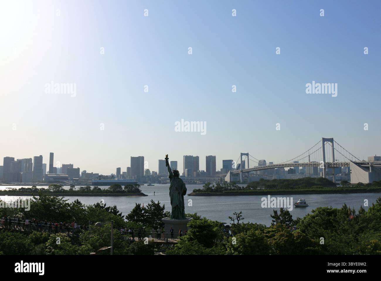 La vita quotidiana in Giappone vede la grande replica della Statua della libertà all'Odaiba Seaside Park, affacciata sul paesaggio urbano di Tokyo e sull'arcobaleno B di Tokyo Foto Stock