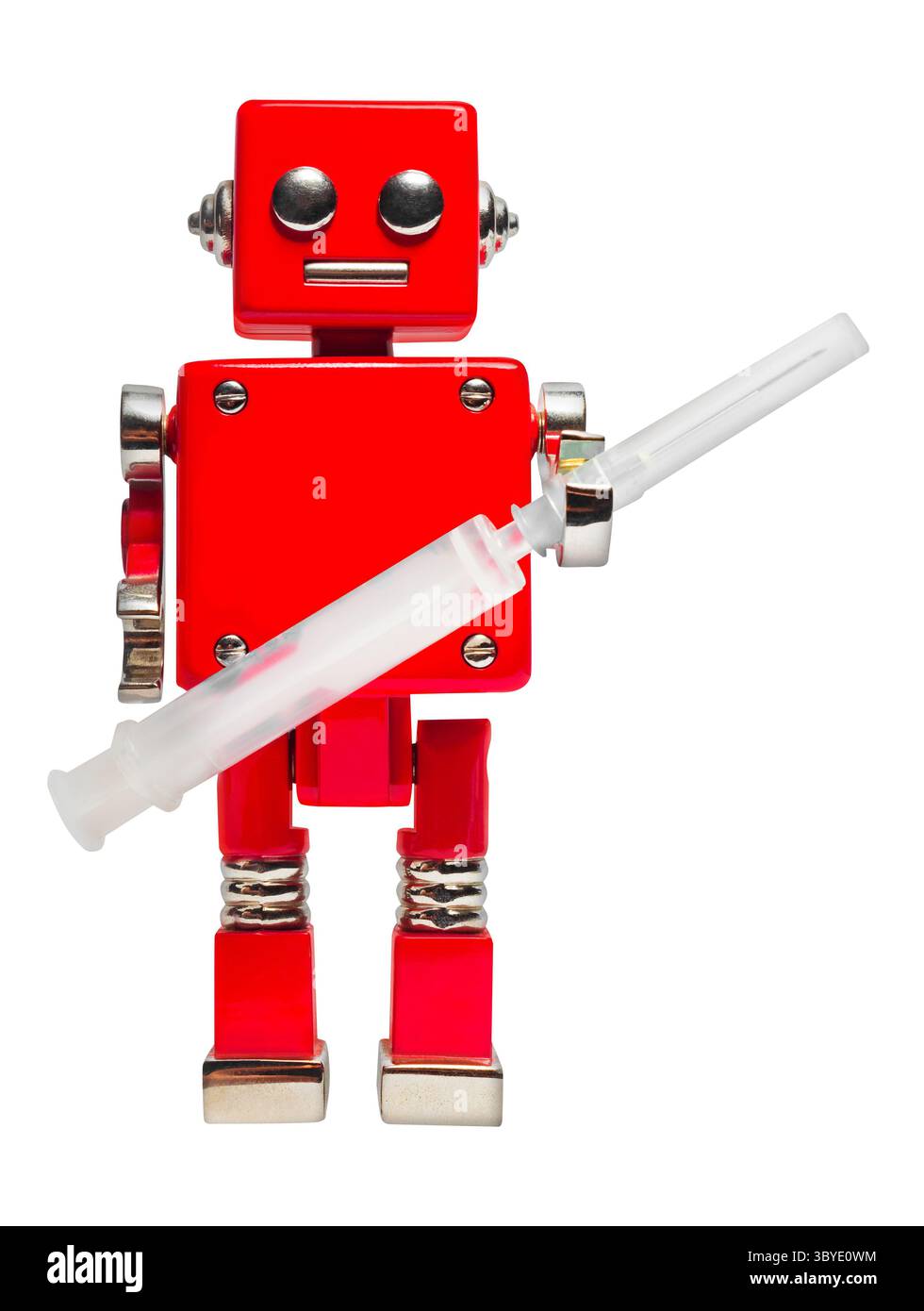 Foto isolata del robot giocattolo rosso che regge la siringa su sfondo bianco. Foto Stock