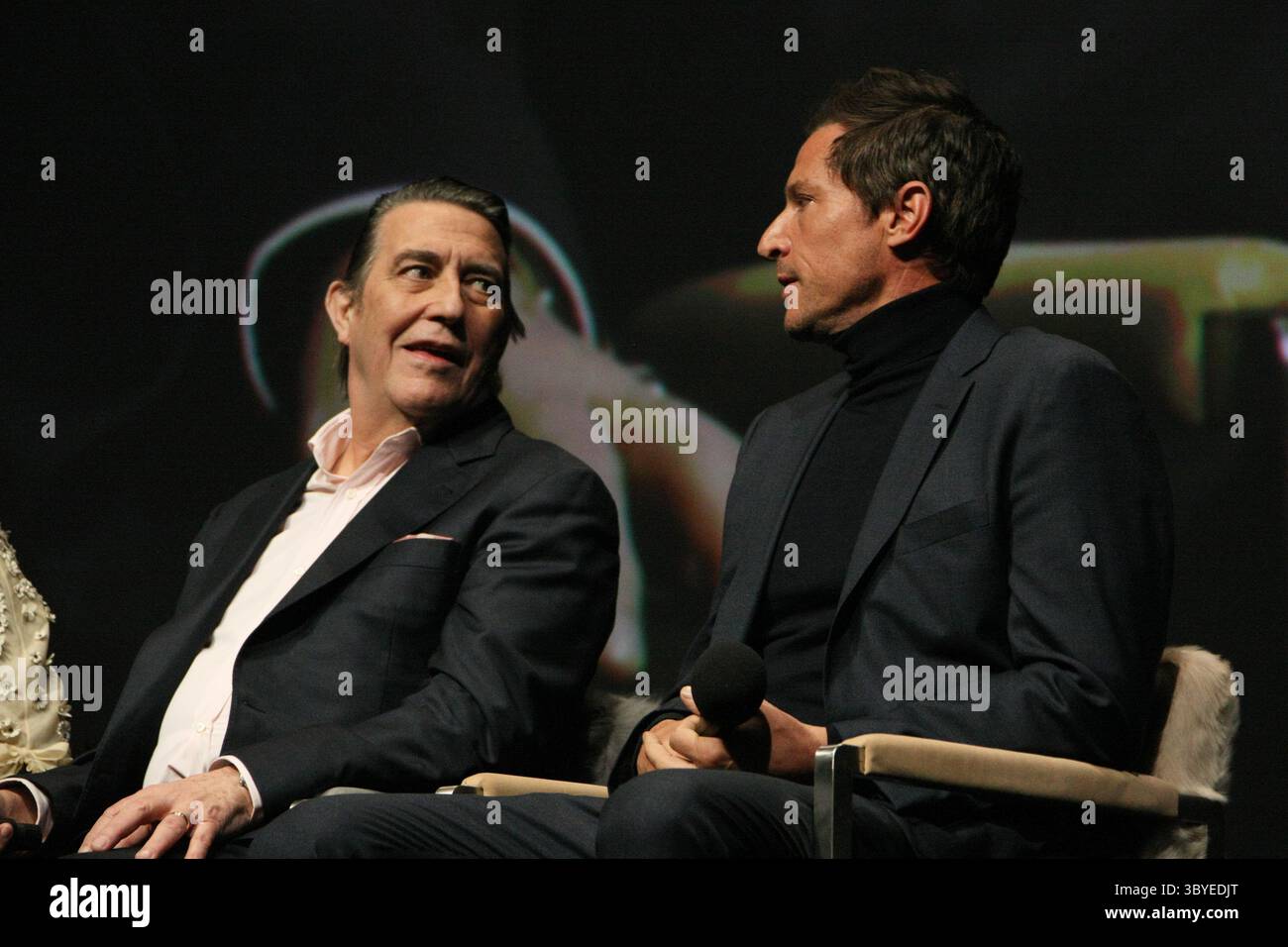 5 marzo 2022, Santa Barbara, CA, Stati Uniti: Ciaran Hinds, Simon Rex appare sul palco alla presentazione del Virtuosos Award durante il 37° Festival annuale del cinema di Santa Barbara all'Arlington Theatre il 5 marzo 2022 a Santa Barbara, California. (Immagine di credito: © imageSPACE tramite ZUMA Press Wire) Foto Stock