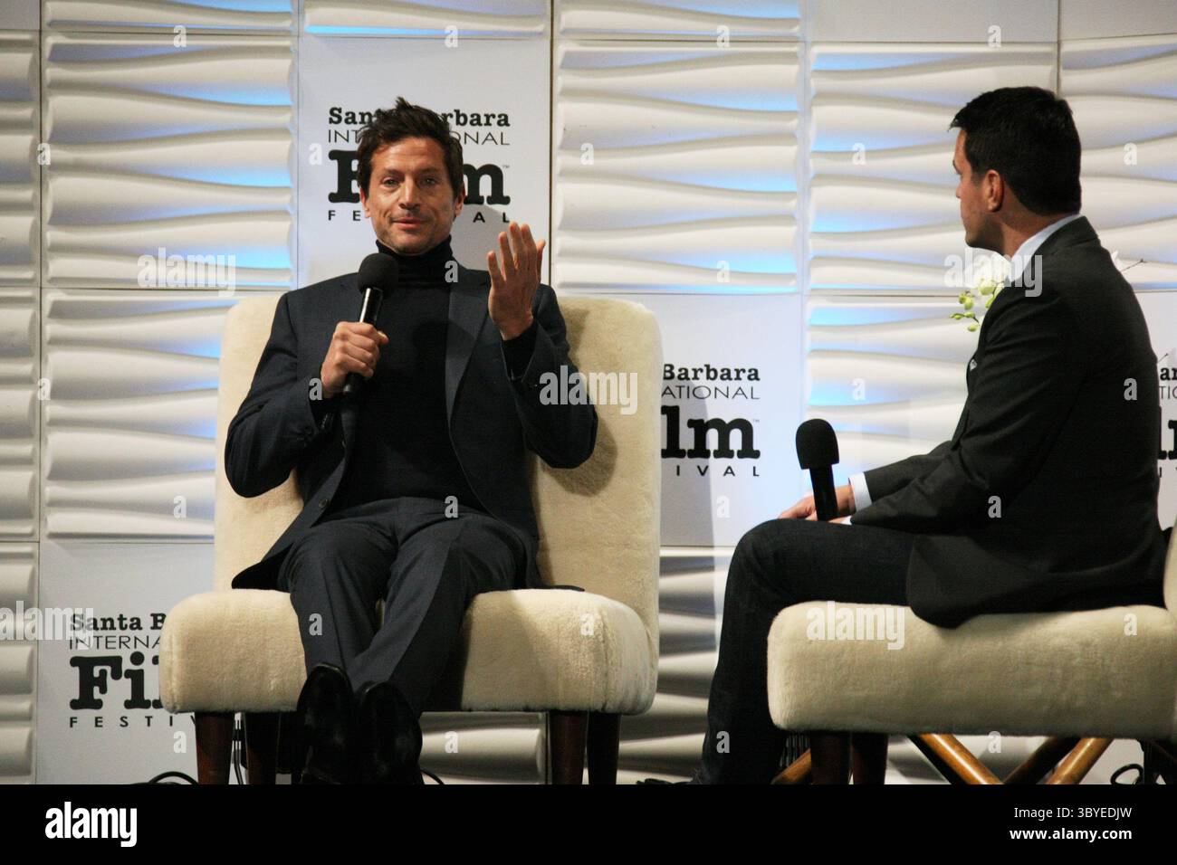 5 marzo 2022, Santa Barbara, CA, USA: Simon Rex appare sul palco alla presentazione del Virtuosos Award durante il 37° Festival annuale del cinema internazionale di Santa Barbara all'Arlington Theatre il 5 marzo 2022 a Santa Barbara, California. (Immagine di credito: © imageSPACE tramite ZUMA Press Wire) Foto Stock