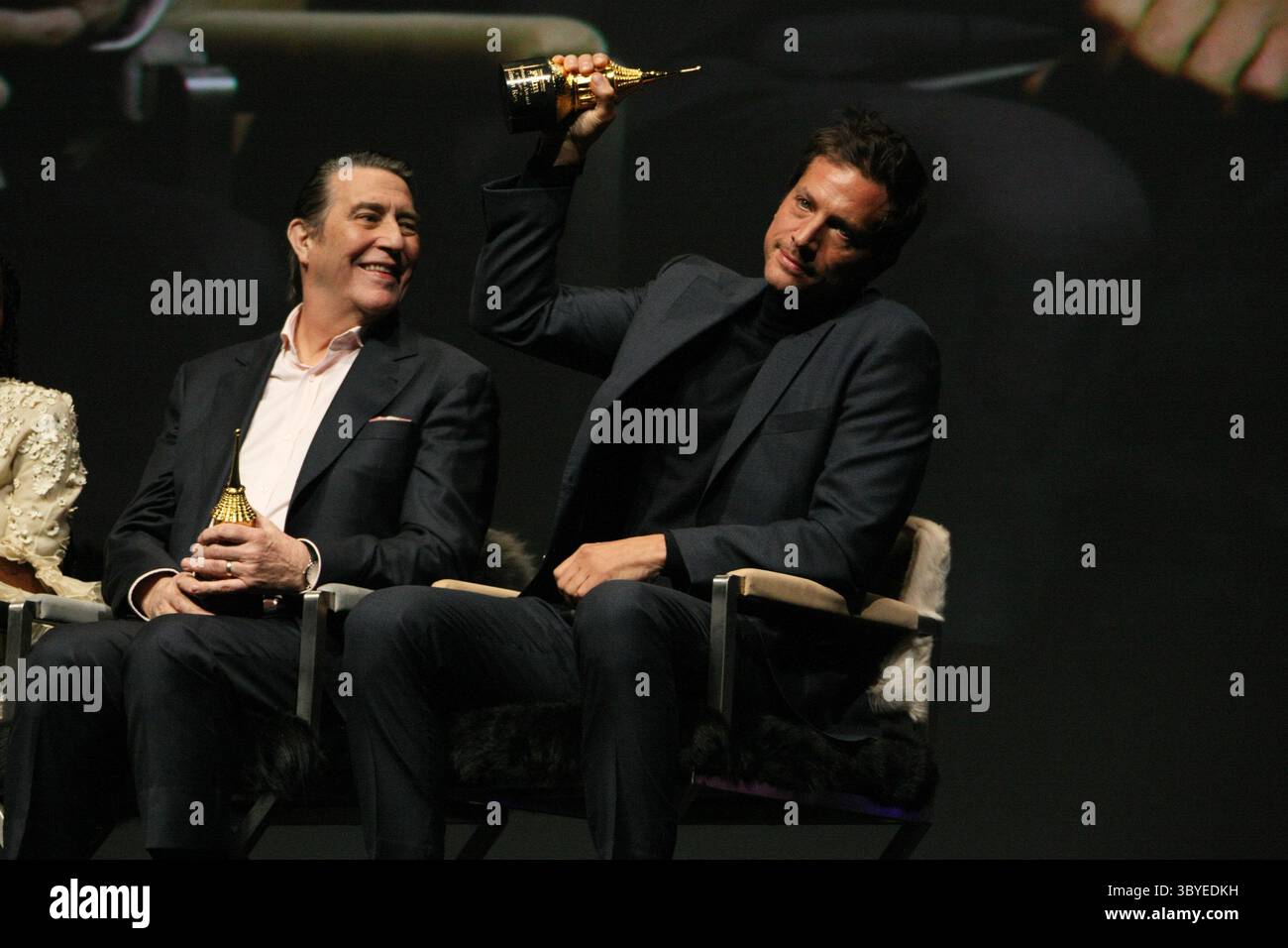 5 marzo 2022, Santa Barbara, CA, Stati Uniti: Ciaran Hinds, Simon Rex appare sul palco alla presentazione del Virtuosos Award durante il 37° Festival annuale del cinema di Santa Barbara all'Arlington Theatre il 5 marzo 2022 a Santa Barbara, California. (Immagine di credito: © imageSPACE tramite ZUMA Press Wire) Foto Stock