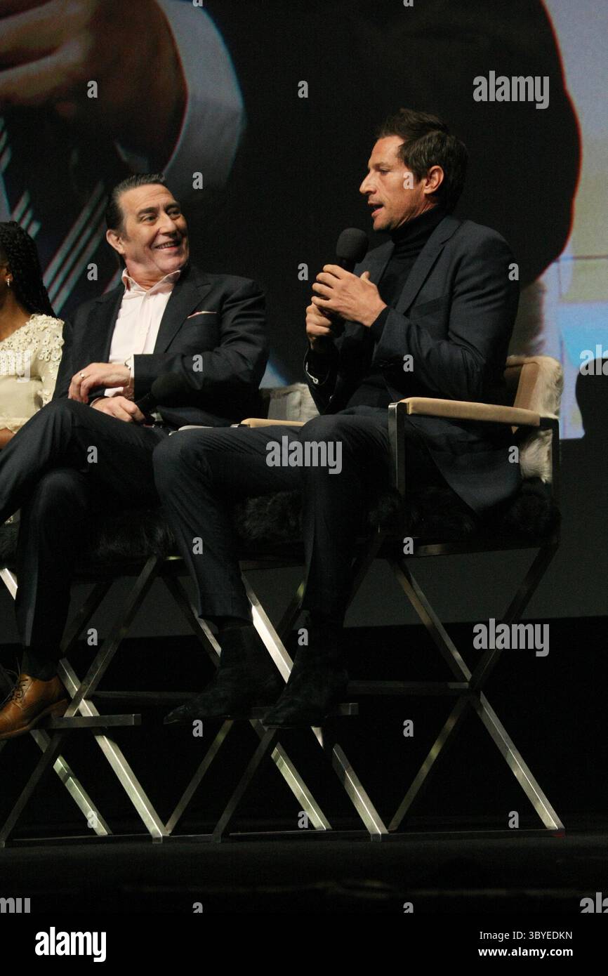 5 marzo 2022, Santa Barbara, CA, Stati Uniti: Ciaran Hinds, Simon Rex appare sul palco alla presentazione del Virtuosos Award durante il 37° Festival annuale del cinema di Santa Barbara all'Arlington Theatre il 5 marzo 2022 a Santa Barbara, California. (Immagine di credito: © imageSPACE tramite ZUMA Press Wire) Foto Stock